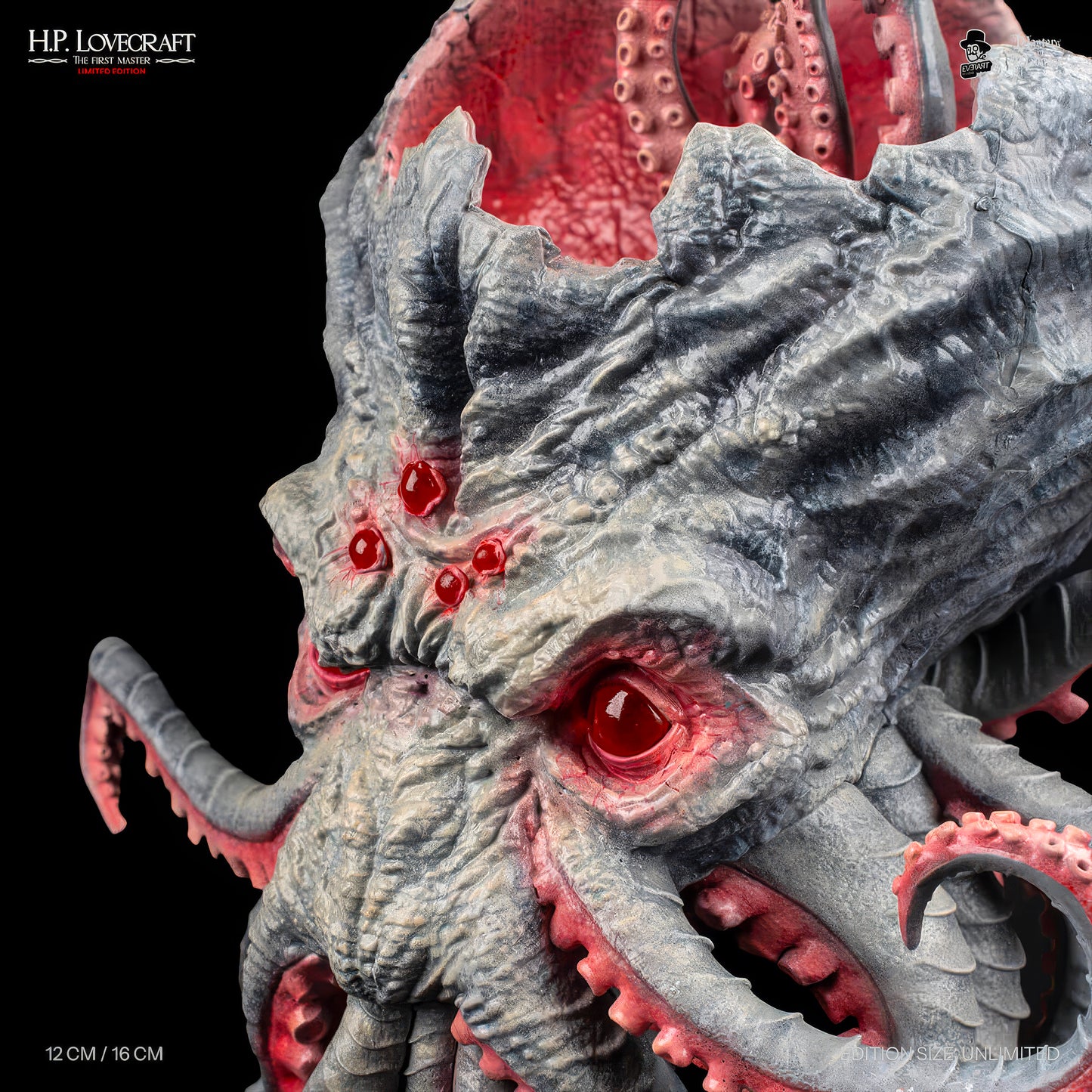 Vue d'ensemble statue H.P. Lovecraft sur socle, polystone 42cm Everart Studio - Bnexo