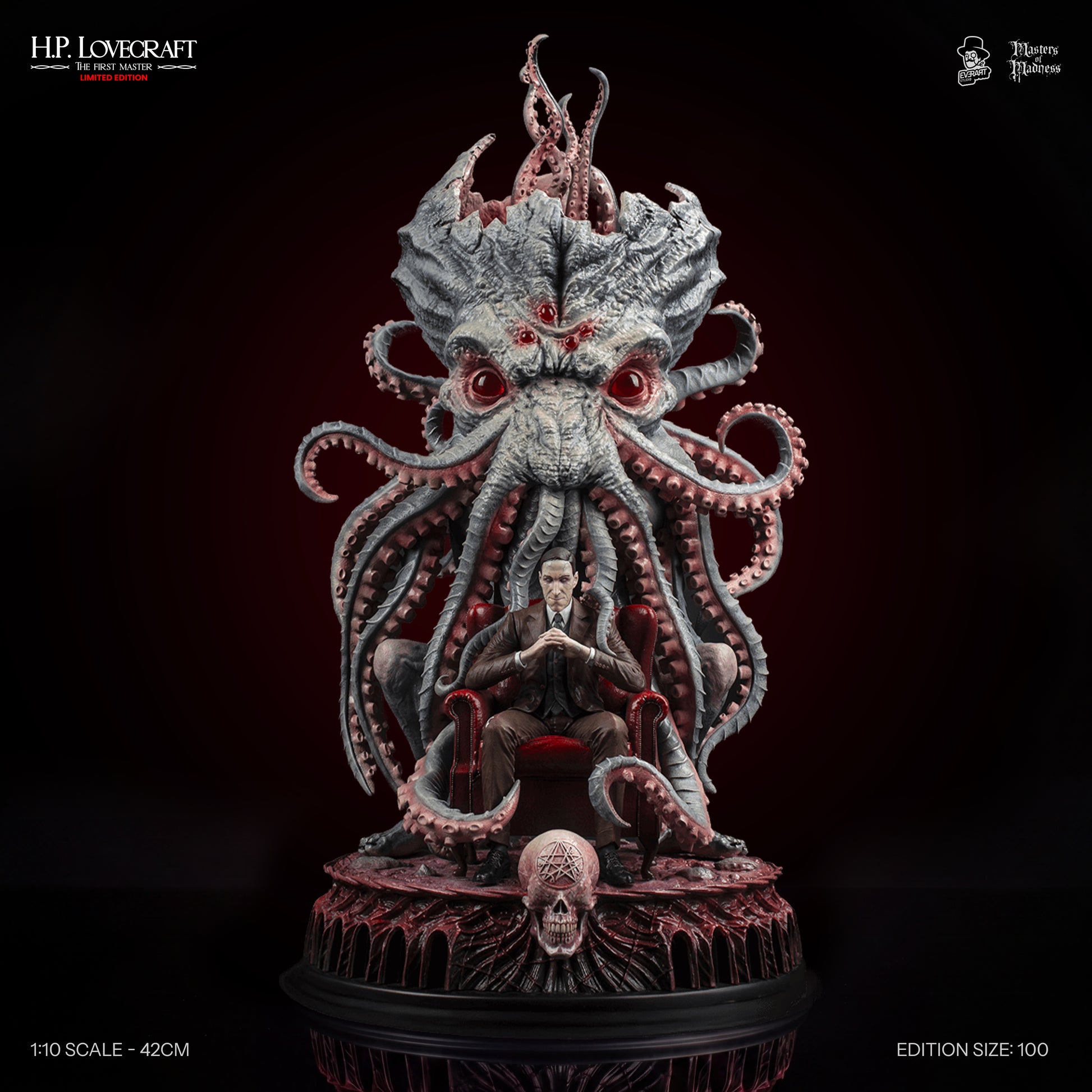 Gros plan sur le socle de la statue H.P. Lovecraft Forbidden Edition Everart Studio - Bnexo