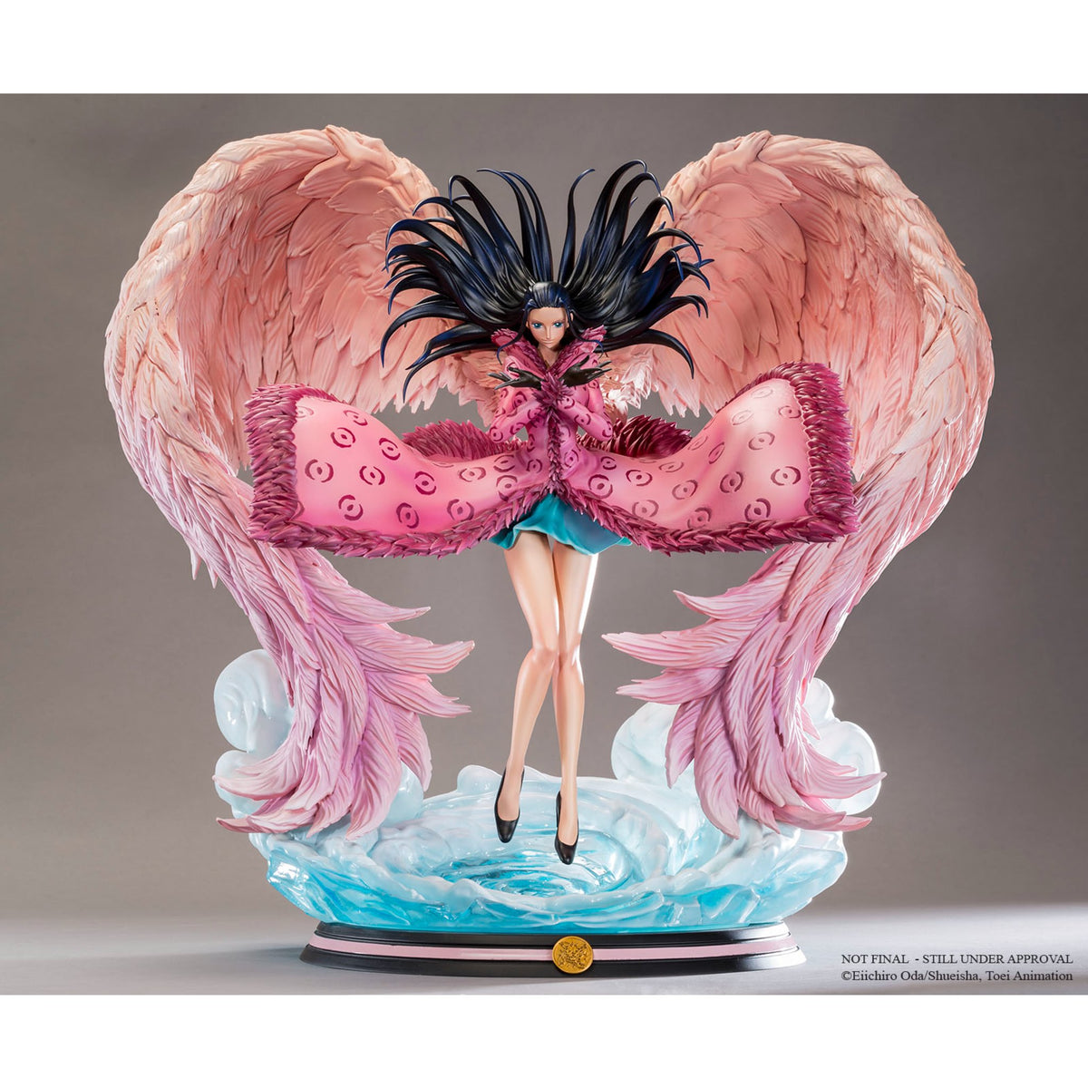 Figurine Nico Robin HQS by Tsume de face, ailes de mains déployées au-dessus d'un socle nuageux