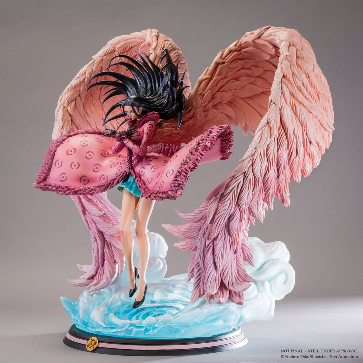 Vue d'ensemble en angle de la statue Nico Robin avec ailes déployées, Tsume HQS
