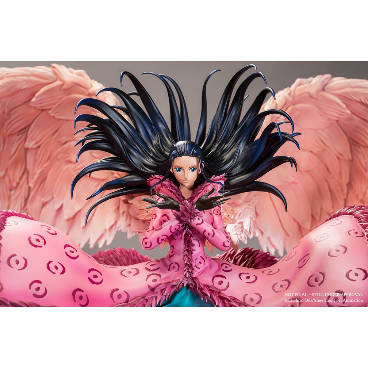 Plan rapproché sur les cheveux et les ailes de la statue One Piece Nico Robin 1/7