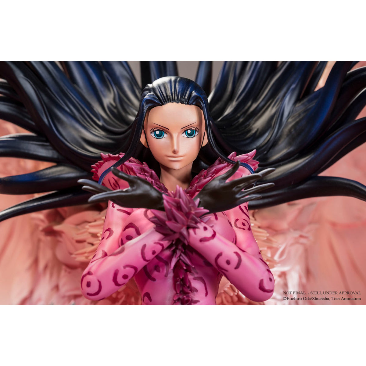 Détail du visage et des bras croisés de la figurine Nico Robin édition HQS Tsume