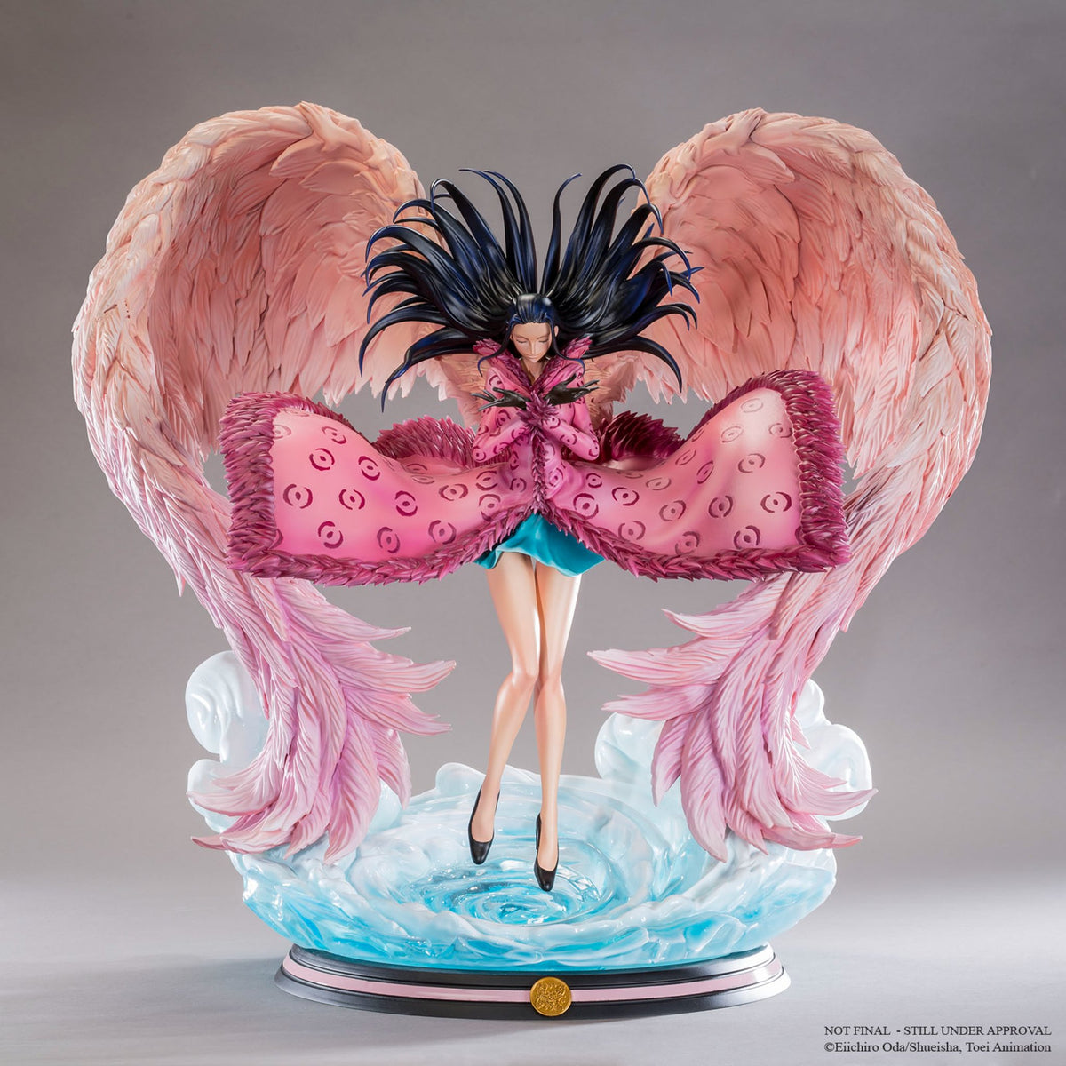 Vue complète de la statue Nico Robin déployant ses ailes de mains au-dessus d'un socle tourbillon d'eau
