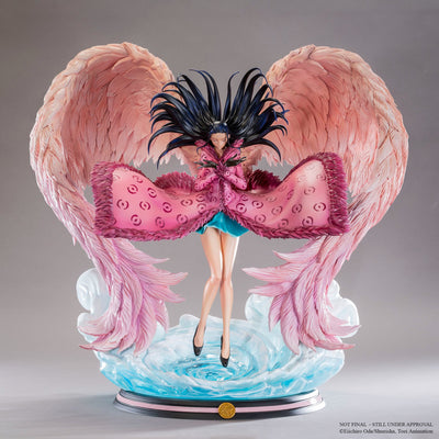 Vue complète de la statue Nico Robin déployant ses ailes de mains au-dessus d'un socle tourbillon d'eau