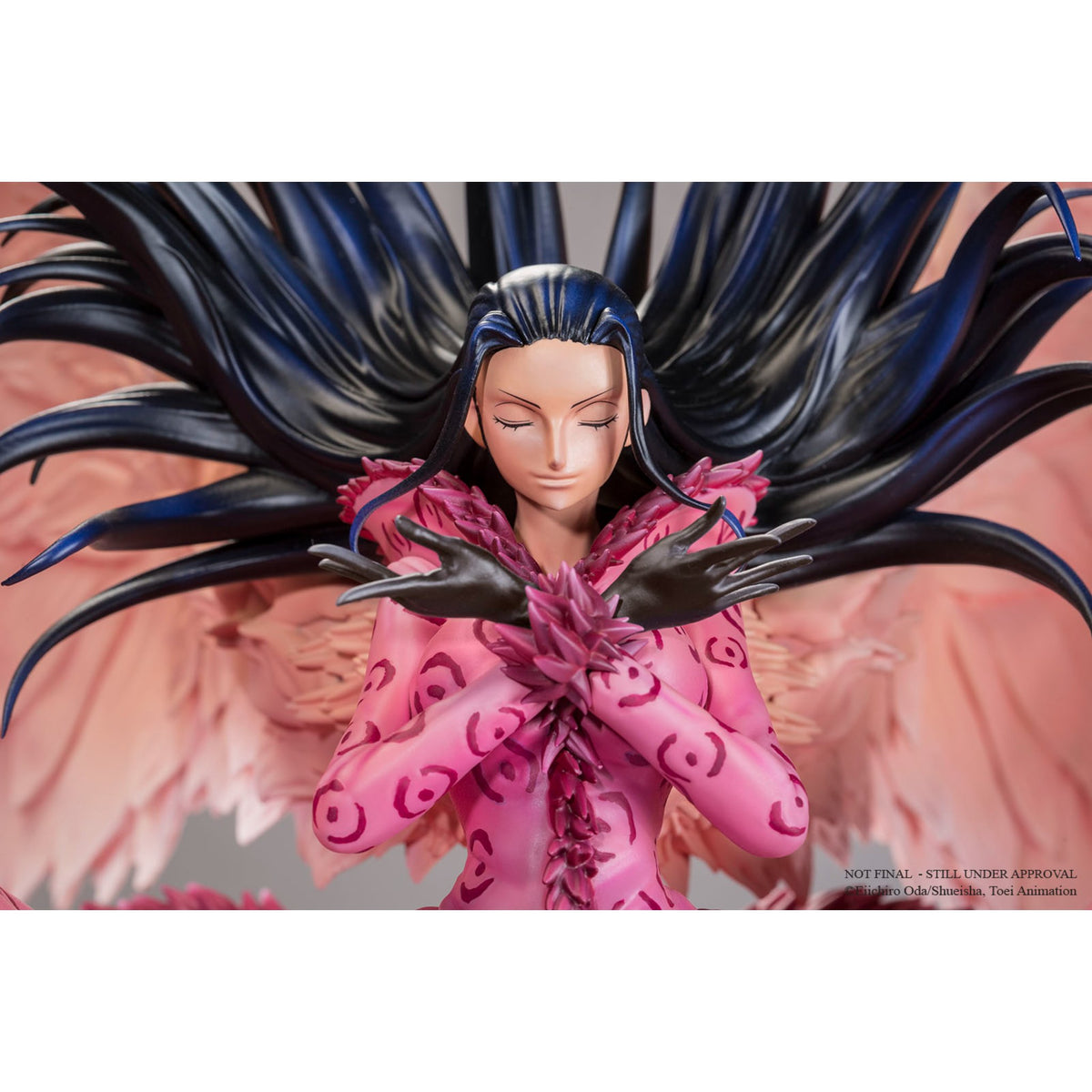 Gros plan sur le visage et les ailes de mains roses de la statue Nico Robin HQS by Tsume
