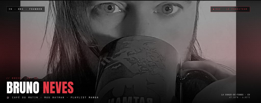 Bruno Neves, fondateur de BNEXO, avec son mug Batman